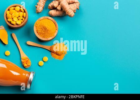 Verwirrung der Gelbwurz Werk in verschiedenen Bedingungen: frischen, trockenen Wurzel, Pillen, Pulver und schneiden Pflanze auf blauem Hintergrund. Flach Stil. Für Text platzieren. Stockfoto