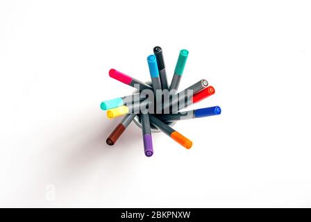 Set aus mehrfarbigen Filzstiften, Markern auf weißem Hintergrund, bunten Finelinern. Stockfoto