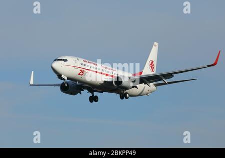 Boeing 737 fährt in Richtung Flughafen Heathrow, nahe London, Großbritannien. Stockfoto