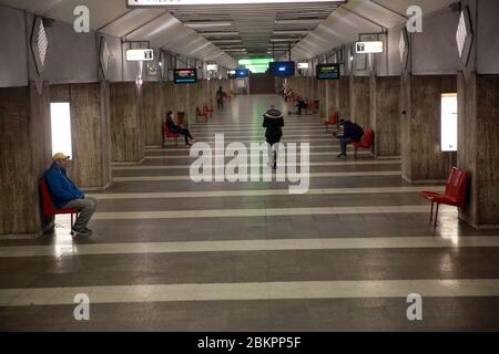 Bukarest, Rumänien. Mai 2020. Eine U-Bahn-Station ist während des Ausnahmezustands fast leer, um die weitere Ausbreitung von COVID-19 in Bukarest, Rumänien, am 5. Mai 2020 einzudämmen. Rumänien trat am 16. März in einen einmonatigen Ausnahmezustand ein, der anschließend um einen weiteren Monat bis Mai 14 verlängert wurde. Kredit: Gabriel Petrescu/Xinhua/Alamy Live News Stockfoto