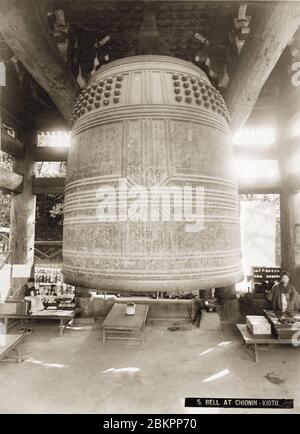 [ 1890er Japan - Bronze Temple Bell, Kyoto ] - die Bronze-Tempelglocke des Chion-in buddhistischen Tempels im Higashiyama Bezirk in Kyoto. Die Glocke wurde Anfang des 17. Jahrhunderts gegossen und war 4.5 Meter hoch. Vintage Albumin-Fotografie aus dem 19. Jahrhundert. Stockfoto