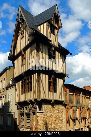 Mittelalterliche Fachwerkhäuser im Märchenstil, die in Laval, Region Limoges, Frankreich, restauriert werden Stockfoto