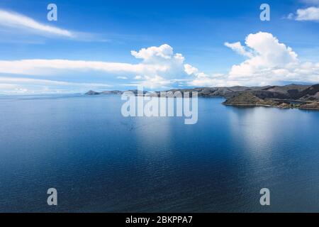 Landschaft über dem Titicacasee vom Cerro El Calvario in Copacabana, Bolivien Stockfoto