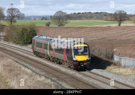 Ein Diesel-Personenzug der Klasse 170, der durch die Landschaft von Staffordshire in Großbritannien fährt. Stockfoto