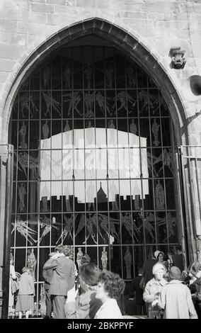 1961, historisches Bild der neuen Kathedrale, Coventry, England, mit einem der neu gestalteten Fenster. Im Mai 1962 wurde ein neues "modernistisches" Gebäude offiziell auf dem Gelände der Ruinen der alten Kathedrale eröffnet. Das Gebäude wurde von Basil Spence im radikalen 'Brutalist'-Architekturstil entworfen, der in dieser Zeit üblich ist. Stockfoto