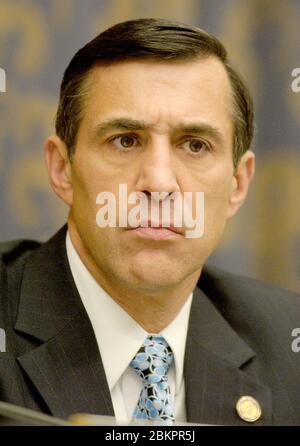 Washington, Vereinigte Staaten Von Amerika. März 2005. US-Repräsentant Darrell Issa (Republikaner von Kalifornien), Mitglied, United States House Committee on Government Reform, hört zu, wie Baseball-Führungskräfte während der Anhörung untersucht Steroid-Verwendung in Major League Baseball in Washington, DC am 17. März 2005 befragt werden.Quelle: Ron Sachs/CNP Stockfoto