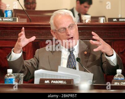 Der US-Repräsentant Bill Pascrell, Jr. (Demokrat von New Jersey) macht während einer Aussage vor dem Ausschuss des US-Repräsentantenhauses für Heimatsicherheit Anmerkungen zum jüngsten Urteil des US-Ministeriums für Heimatsicherheit, das 40 % der Finanzhilfen für die Terrorismusbekämpfung an New York und Washington kürzte. DC - zwei der gefährdsten Städte in den Vereinigten Staaten in Washington, DC am 21. Juni 2006.Quelle: Ron Sachs/CNP (EINSCHRÄNKUNG: KEINE New York oder New Jersey Zeitungen oder Zeitungen in einem 75 Meilen Radius von New York City) Stockfoto