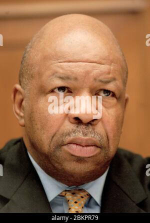 Der Vertreter der Vereinigten Staaten Elijah E. Cummings (Demokrat von Maryland), Mitglied des Ausschusses für Regierungsreform des Vereinigten Staaten, hört zu, wie Baseballmanager während der Anhörung befragt werden, die Steroidverwendung in Major League Baseball in Washington, DC am 17. März 2005 untersucht.Quelle: Ron Sachs/CNP Stockfoto