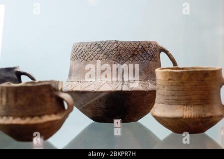 05. Mai 2020, Sachsen-Anhalt, Magdeburg: Keramikbecher aus der Walternburger Kultur (3300 - 3050 v. Chr.), gefunden in Magdeburg-Neustadt, werden in einer Vitrine der Ausstellung "Ötzi. Der Mann Aus Dem Eis. Die Ausstellung wirft einen genaueren Blick auf den berühmten steinzeitlichen Mumienfund und sollte am 20. März 2020 eröffnet worden sein. Allerdings musste das Museum einige Tage früher wegen der Ausbreitung des Cronavirus schließen. Seit dem 05. Mai 2020 ist das Naturhistorische Museum wieder für Besucher geöffnet. Die Ausstellung in Ötzi ist noch bis zum 28. Juni 2020 zu sehen. Quelle: dpa picture Alliance/Alamy Live News Stockfoto