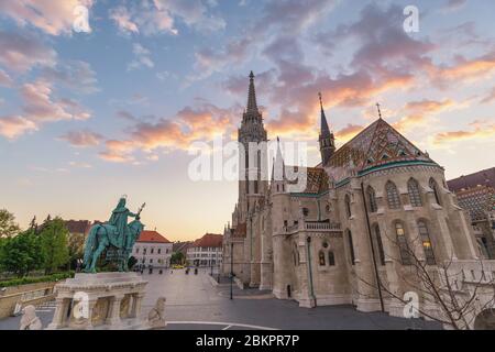 Budapest Ungarn, Sonnenuntergang in der Matthias Kirche und Fischerbastei Stockfoto