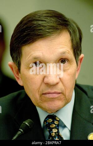 Washington, Vereinigte Staaten Von Amerika. März 2005. US-Vertreter Dennis J. Kucinich (Demokrat von Ohio), Mitglied, United States House Committee on Government Reform, hört zu, wie Baseball-Führungskräfte während der Anhörung untersucht Steroid-Verwendung in Major League Baseball in Washington, DC am 17. März 2005 befragt werden.Quelle: Ron Sachs / CNP / Nutzung weltweit Kredit: dpa / Alamy Live News Stockfoto