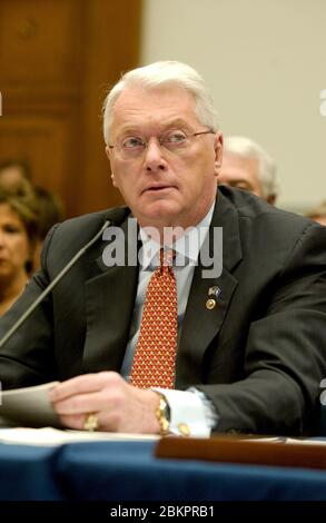 US-Senator Jim Bunning (Republikaner von Kentucky) bezeugt vor dem Ausschuss des Vereinigten Staaten House für Regierungsreform über die Verwendung von Sterioden in Major League Baseball in Washington, DC am 17. März 2005. Senator Bunning, ein ehemaliger Major League Pitcher, ist Mitglied der Baseball Hall of Fame. Er spielte das Spiel von 1955 bis 1971 und half bei der Foundung der Major League Baseball Players Association.Quelle: Ron Sachs/CNP (EINSCHRÄNKUNG: KEINE New York oder New Jersey Zeitungen oder Zeitungen in einem 75 Meilen Radius von New York City) Stockfoto