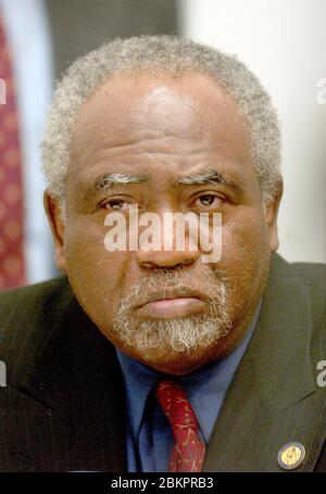 Washington, Vereinigte Staaten Von Amerika. März 2005. US-Repräsentant Danny K. Davis (Demokrat von Illinois), Mitglied, Ausschuss des Vereinigten Staaten House für Regierungsreform, hört zu, wie Baseball-Führungskräfte während der Anhörung untersucht Steroid-Verwendung in Major League Baseball in Washington, DC am 17. März 2005 befragt werden.Quelle: Ron Sachs/CNP / Nutzung weltweit Quelle: dpa/Alamy Live News Stockfoto