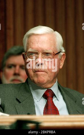 Washington, Vereinigte Staaten Von Amerika. Februar 2002. Der US-Senator Ernest F. Hollings (Demokrat von South Carolina), Vorsitzender des US-Senatausschusses für Handel, Wissenschaft und Verkehr, hört zu, wie der Direktor des Office of Management and Budget (OMB) Mitch Daniels bei einer Anhörung des US-Senathaushaltsausschusses auf dem Capitol Hill in Washington bezeugt. DC on February 5, 2002.Credit: Ron Sachs/CNP Credit: dpa/Alamy Live News Stockfoto