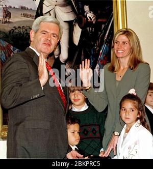 Die neue Vertreterin der Vereinigten Staaten Mary Bono (Republikanerin von Kalifornien) wird am 21. April 1998 von dem Sprecher des Repräsentantenhauses der Vereinigten Staaten, Newt Gingrich (Republikanerin von Georgien), in Washington, DC, vereidigt. Ihre Kinder Chesare 9 und Chianna 7 und Godson William Rodriguez schauen zu. Rep. Bono ersetzt ihren Ehemann, den verstorbenen US-Repräsentanten Sonny Bono (Republikaner von Kalifornien), der Anfang des Jahres bei einem Skiunfall ums Leben kam.Quelle: Ron Sachs/CNP Stockfoto