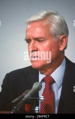 Senator Ernest Hollings (Demokrat von South Carolina) hört sich die Aussagen von C. William Verity, Jr., dem Kandidaten von US-Präsident Ronald Reagan als US-Handelsminister vor dem US-Handelsausschuss am Capitol Hill in Washington, DC am 10. September 1987 an.Quelle: Howard L. Sachs/CNP weltweit Stockfoto