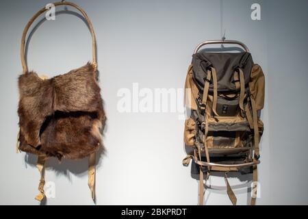 05. Mai 2020, Sachsen-Anhalt, Magdeburg: Die Nachbildung (l.) des Rucksacks des Steinzeitmenschen Ötzi, der Ötztal in den 1991 Alpen entdeckt wurde, hängt im Naturhistorischen Museum in der Ausstellung Ötzi. Der Iceman' neben einem modernen Outdoor-Rahmen Rucksack. Die Ausstellung hätte am 20. März 2020 eröffnet werden sollen, aber das Museum musste wegen der Ausbreitung des Cronavirus einige Tage früher schließen. Seit dem 05. Mai 2020 ist das Naturhistorische Museum wieder für Besucher geöffnet. Die Ausstellung in Ötzi ist noch bis zum 28. Juni 2020 zu sehen. Quelle: dpa picture Alliance/Alamy Live News Stockfoto