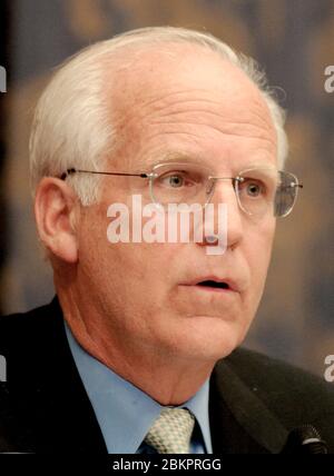 Washington, Vereinigte Staaten Von Amerika. März 2005. Der Vertreter der Vereinigten Staaten Christopher Shays (Republikaner von Connecticut), Mitglied des Ausschusses für Regierungsreform des US-Repräsentantenhauses, hört zu, wie Baseballmanager während der Anhörung zur Untersuchung des Steroideinwands in der Major League Baseball in Washington, DC am 17. März 2005 befragt werden.Quelle: Ron Sachs/CNP (EINSCHRÄNKUNG: KEINE New York oder New Jersey Zeitungen oder Zeitungen in einem Umkreis von 75 Meilen von New York City) Stockfoto