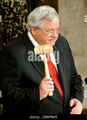 Washington, Vereinigte Staaten Von Amerika. Januar 2006. Der Sprecher des Repräsentantenhauses der Vereinigten Staaten, J. Dennis Hastert (Republikaner von Illinois), steht vor der Ankunft des US-Präsidenten George W. Bush vor, der seine jährliche Rede zur Lage der Union auf einer gemeinsamen Sitzung des US-Kongresses im US-Kapitol in Washington halten wird, DC am 31. Januar 2006. Kredit: Ron Sachs - CNP Kredit: dpa/Alamy Live News Stockfoto