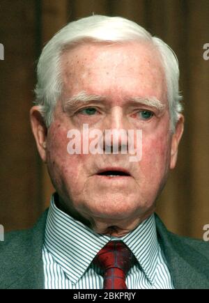 Washington, Vereinigte Staaten Von Amerika. Februar 2002. Der US-Senator Ernest F. Hollings (Demokrat von South Carolina), Vorsitzender des US-Senatausschusses für Handel, Wissenschaft und Verkehr, hört zu, wie der Direktor des Office of Management and Budget (OMB) Mitch Daniels bei einer Anhörung des US-Senathaushaltsausschusses auf dem Capitol Hill in Washington bezeugt. DC on February 5, 2002.Credit: Ron Sachs/CNP Credit: dpa/Alamy Live News Stockfoto