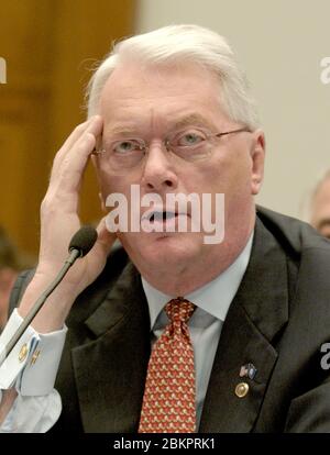 US-Senator Jim Bunning (Republikaner von Kentucky) bezeugt vor dem Ausschuss des Vereinigten Staaten House für Regierungsreform über die Verwendung von Sterioden in Major League Baseball in Washington, DC am 17. März 2005. Senator Bunning, ein ehemaliger Major League Pitcher, ist Mitglied der Baseball Hall of Fame. Er spielte das Spiel von 1955 bis 1971 und half bei der Foundung der Major League Baseball Players Association.Quelle: Ron Sachs/CNP (EINSCHRÄNKUNG: KEINE New York oder New Jersey Zeitungen oder Zeitungen in einem 75 Meilen Radius von New York City) Stockfoto