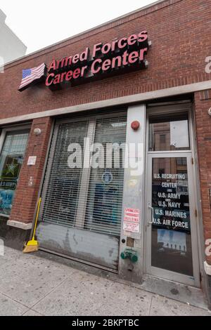 CAREER Center DER US-Streitkräfte oder Rekrutierungszentrum in Harlem. Das Büro sucht neue Belonstees in der US Army, Navy, Air Force und Marines Stockfoto