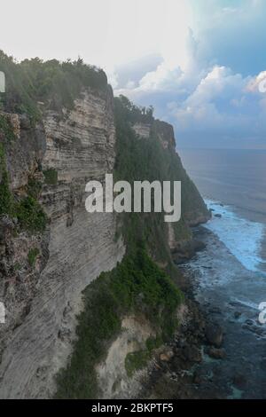 Der Uluwatu-Tempel (Pura Luhur Uluwatu) ist ein balinesischer Hindu-Meerestempel in Uluwatu. Es ist berühmt für seine großartige Lage, die sich auf dem Gipfel befindet Stockfoto