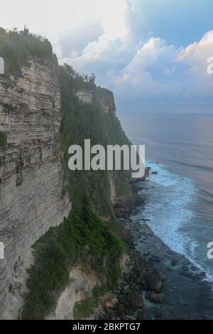 Der Uluwatu-Tempel (Pura Luhur Uluwatu) ist ein balinesischer Hindu-Meerestempel in Uluwatu. Es ist berühmt für seine großartige Lage, die sich auf dem Gipfel befindet Stockfoto