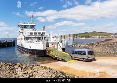 Caledonian MacBrayne Fähre Loch Shira in Largs Slipway Segeln zwischen Largs auf dem Festland und der Insel Millport über den Firth of Clyde Stockfoto