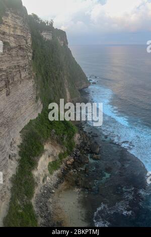 Der Uluwatu-Tempel (Pura Luhur Uluwatu) ist ein balinesischer Hindu-Meerestempel in Uluwatu. Es ist berühmt für seine großartige Lage, die sich auf dem Gipfel befindet Stockfoto