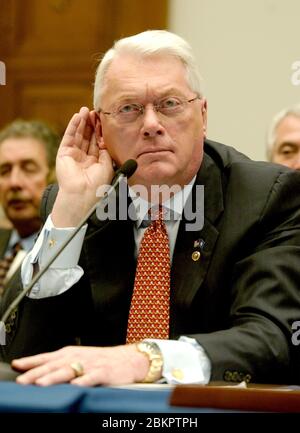 US-Senator Jim Bunning (Republikaner von Kentucky) bezeugt vor dem Ausschuss des Vereinigten Staaten House für Regierungsreform über die Verwendung von Sterioden in Major League Baseball in Washington, DC am 17. März 2005. Senator Bunning, ein ehemaliger Major League Pitcher, ist Mitglied der Baseball Hall of Fame. Er spielte das Spiel von 1955 bis 1971 und half bei der Foundung der Major League Baseball Players Association.Quelle: Ron Sachs/CNP (EINSCHRÄNKUNG: KEINE New York oder New Jersey Zeitungen oder Zeitungen in einem 75 Meilen Radius von New York City) Stockfoto