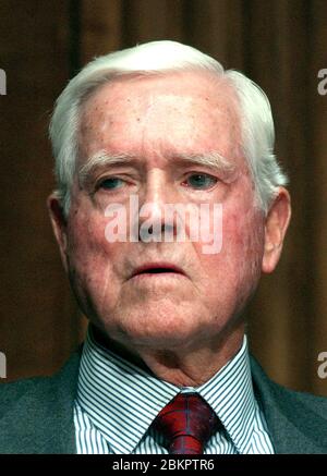 Washington, Vereinigte Staaten Von Amerika. Februar 2002. Der US-Senator Ernest F. Hollings (Demokrat von South Carolina), Vorsitzender des US-Senatausschusses für Handel, Wissenschaft und Verkehr, hört zu, wie der Direktor des Office of Management and Budget (OMB) Mitch Daniels bei einer Anhörung des US-Senathaushaltsausschusses auf dem Capitol Hill in Washington bezeugt. DC on February 5, 2002.Credit: Ron Sachs/CNP Credit: dpa/Alamy Live News Stockfoto