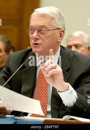 US-Senator Jim Bunning (Republikaner von Kentucky) bezeugt vor dem Ausschuss des Vereinigten Staaten House für Regierungsreform über die Verwendung von Sterioden in Major League Baseball in Washington, DC am 17. März 2005. Senator Bunning, ein ehemaliger Major League Pitcher, ist Mitglied der Baseball Hall of Fame. Er spielte das Spiel von 1955 bis 1971 und half bei der Foundung der Major League Baseball Players Association.Quelle: Ron Sachs/CNP (EINSCHRÄNKUNG: KEINE New York oder New Jersey Zeitungen oder Zeitungen in einem 75 Meilen Radius von New York City) Stockfoto