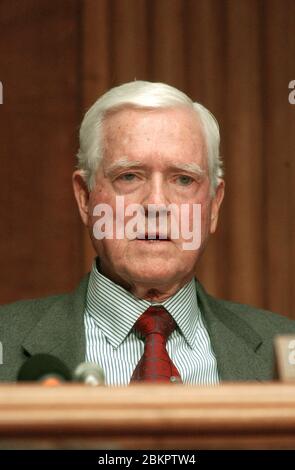 Washington, Vereinigte Staaten Von Amerika. Februar 2002. Der US-Senator Ernest F. Hollings (Demokrat von South Carolina), Vorsitzender des US-Senatausschusses für Handel, Wissenschaft und Verkehr, hört zu, wie der Direktor des Office of Management and Budget (OMB) Mitch Daniels bei einer Anhörung des US-Senathaushaltsausschusses auf dem Capitol Hill in Washington bezeugt. DC on February 5, 2002.Credit: Ron Sachs/CNP Credit: dpa/Alamy Live News Stockfoto