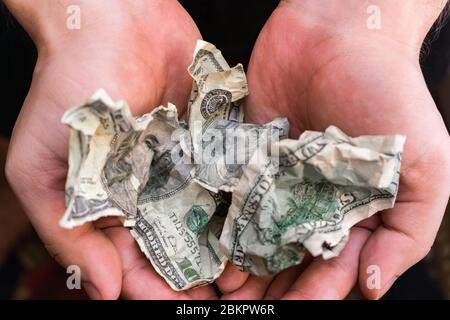 Recycling gefälschter Banknoten. Gefälschte Banknoten in den Händen zerknittert Stockfoto