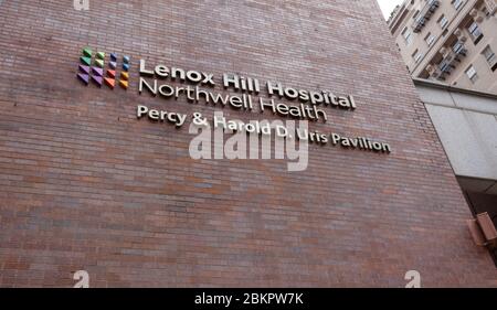 schild an der Fassade des Lenox Hill Hospital auf der Upper East Side. Teil von Northwell Health, dem größten Gesundheitsdienstleister im Bundesstaat New York Stockfoto