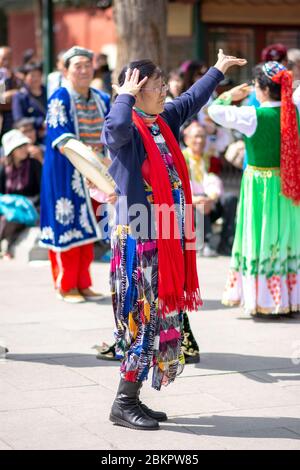 Peking / China - 2. April 2016: Chinesische Hui-Muslime tanzen im Beihai-Park in Peking, China, traditionellen Tanz Stockfoto