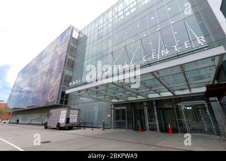 Weite Ansicht der Fassade des Harlem Hospital Center in Harlem, einem öffentlichen Lehrkrankenhaus. Stockfoto