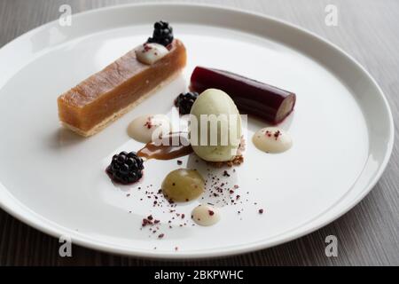 Wobblegate Apfeltarte Tatin mit Apfelsorbet, in Matt Gillan's Heritage Restaurant in Sraugham, Sussex Stockfoto