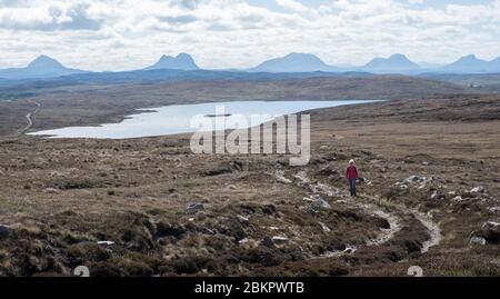 Entfernte Berggipfel und Loch Cul Fraioch vom Point of Stoer in Sutherland, Schottland aus gesehen Stockfoto