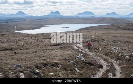 Entfernte Berggipfel und Loch Cul Fraioch vom Point of Stoer in Sutherland, Schottland aus gesehen Stockfoto