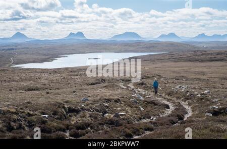 Entfernte Berggipfel und Loch Cul Fraioch vom Point of Stoer in Sutherland, Schottland aus gesehen Stockfoto