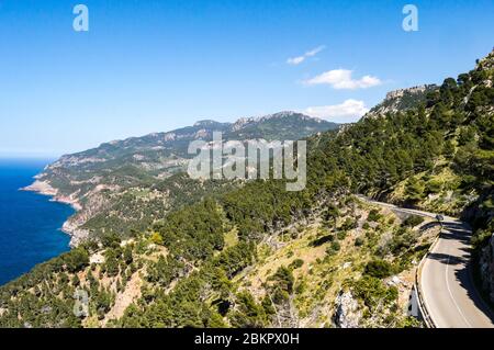 Luftaufnahme der felsigen Küste und des türkisfarbenen Wassers des Mittelmeers, südwestlich von Mallorca. Palma de Mallorca, Balearen Spanien Stockfoto