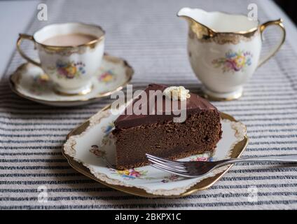 Schokoladenmousse mit Ganache-Belag im Choc-O-Latté Café, Clashmore, Sutherland, Schottland Stockfoto