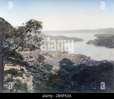 [ 1890er Jahre Japan - Blick auf Onomichi ] - Panoramablick auf Onomichi und das Seto Binnenmeer in der Präfektur Hiroshima. Die Stadt war ein wichtiger Hafen für den Transport von Gütern. Vintage Albumin-Fotografie aus dem 19. Jahrhundert. Stockfoto