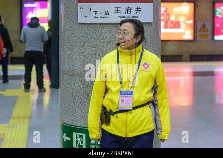 Peking / China - 9. Januar 2015: Frau arbeitet als Stadtverkehrsführerin der Pekinger U-Bahn, Dongdan Station an der Pekinger U-Bahn Linie 1, China Stockfoto