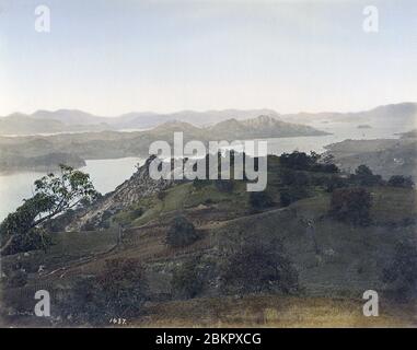 [ 1890er Jahre Japan - Seto Binnenmeer ] - Panoramablick auf das Seto Binnenmeer bei Onomichi in der Präfektur Hiroshima. Die Stadt war ein wichtiger Hafen für den Transport von Gütern. Vintage Albumin-Fotografie aus dem 19. Jahrhundert. Stockfoto