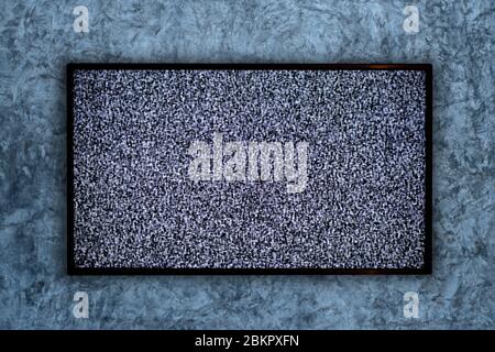 Der Fernseher war an der Betonwand und es gab kein Signal auf dem Fernsehbildschirm Stockfoto