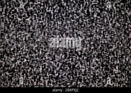 Kein Signal auf dem Fernsehbildschirm, statisches Rauschen schlecht tv schwarz und weiß Stockfoto