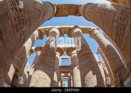 Hieroglypische Schnitzereien auf Säulen in der alten ägyptischen Hypotythythalle des Karnak-Tempels in Luxor Stockfoto